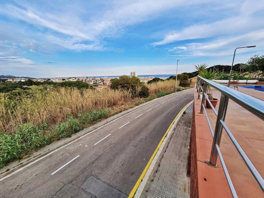 Fotografia z galérie ubytovania Villa junto a la playa con piscina v destinácii Calella