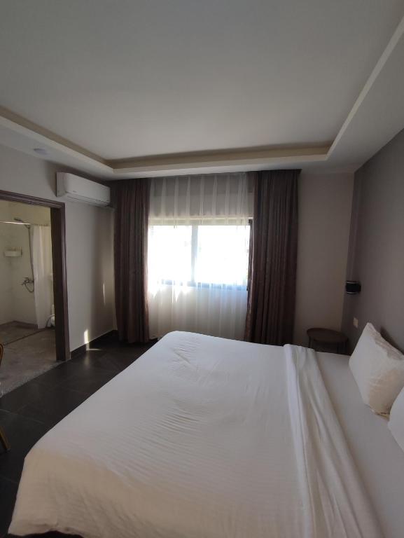 Postel nebo postele na pokoji v ubytování Black Iris Hotel