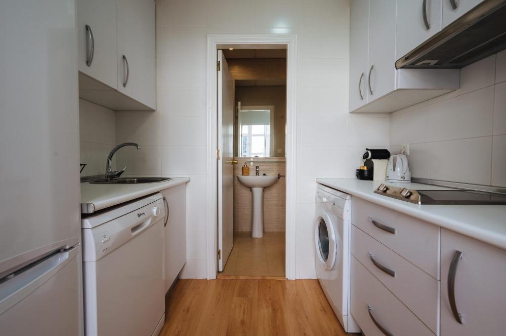 Kuchnia lub aneks kuchenny w obiekcie Hostly Rivero 2A Center loft-Fibre-communal terrace-Parking Optional-CLess