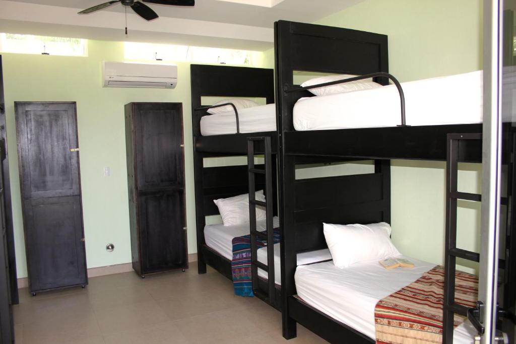 Postel nebo postele na pokoji v ubytování Room2Board Hostel and Surf School
