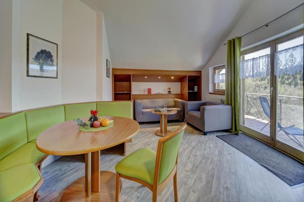 Posezení v ubytování Village Hotel Bayerischer Wald