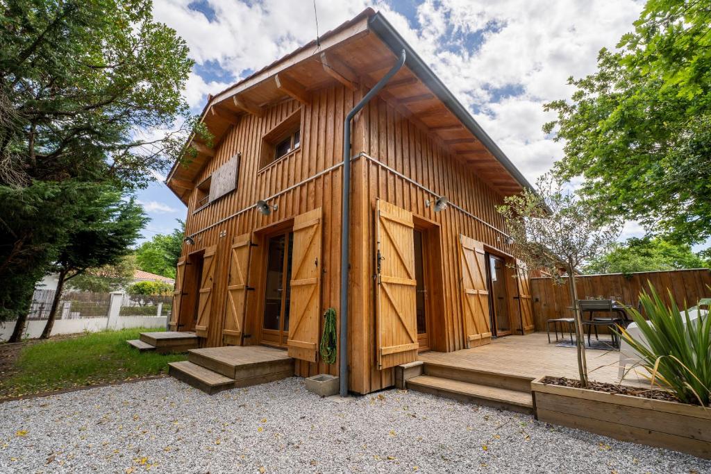 Cette petite maison en bois dispose d'une terrasse couverte. dans l'établissement Wood house - Maison bois atypique à Andernos, à Andernos-les-Bains