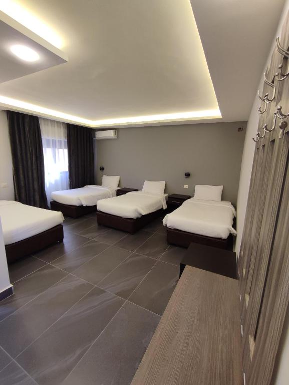 Postel nebo postele na pokoji v ubytování Black Iris Hotel