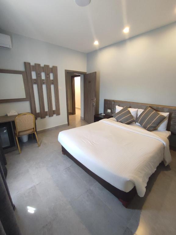Postel nebo postele na pokoji v ubytování Black Iris Hotel