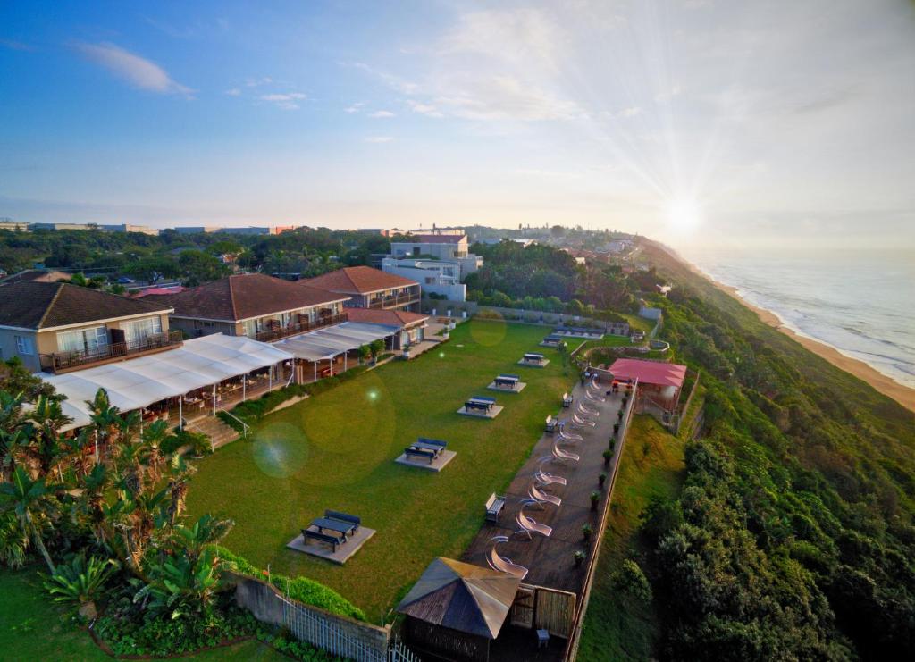an aerial view of a resort near the ocean at 305 Guest House in Amanzimtoti