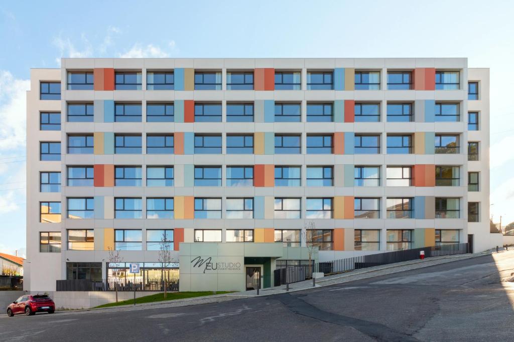 an office building with a parking lot in front of it at MEU STUDIO in Gandra
