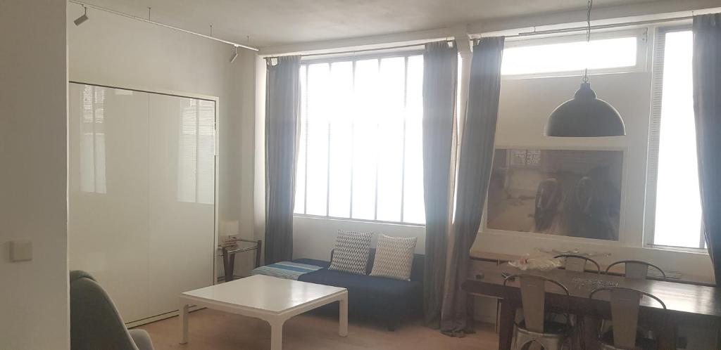 ein Wohnzimmer mit einem Tisch und einem Esszimmer in der Unterkunft Charming Loft - Tour Eiffel/ Rue Cler in Paris
