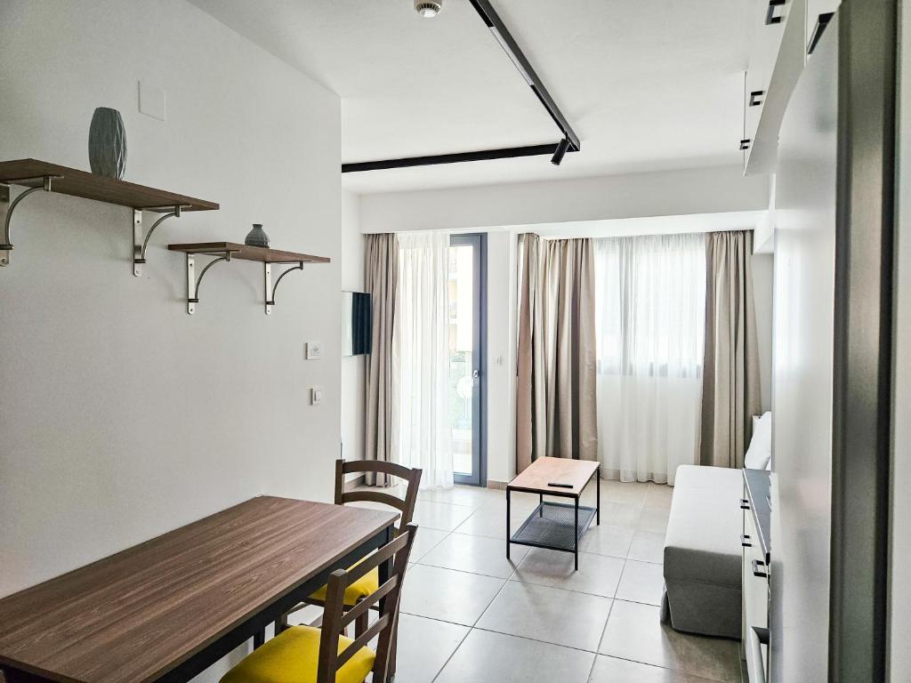 eine Küche und ein Esszimmer mit einem Tisch und Stühlen in der Unterkunft Andes Apartments in Ioannina