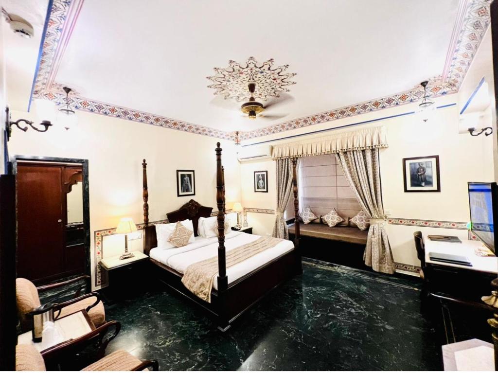 Postel nebo postele na pokoji v ubytování Umaid Mahal - A Heritage Style Boutique Hotel