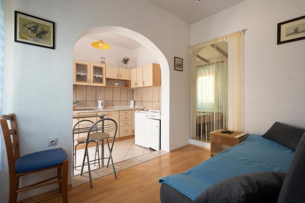 uma sala de estar com uma cama e uma cozinha em Studio Apartman Ema 2 em Gornji Karin