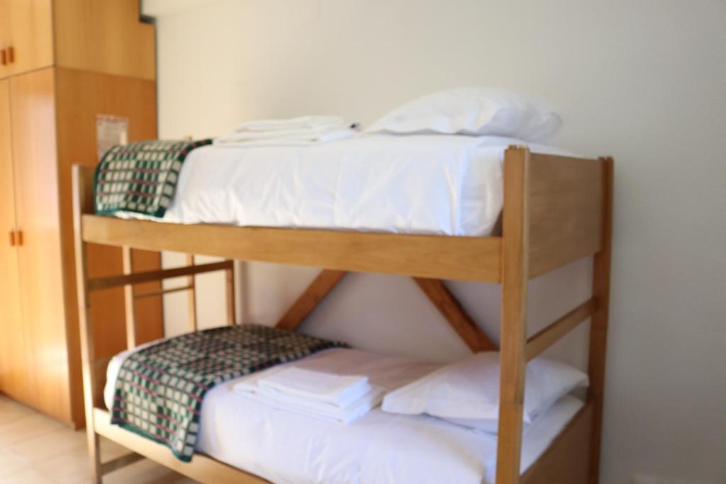 Postel nebo postele na pokoji v ubytování HI Guarda - Pousada de Juventude