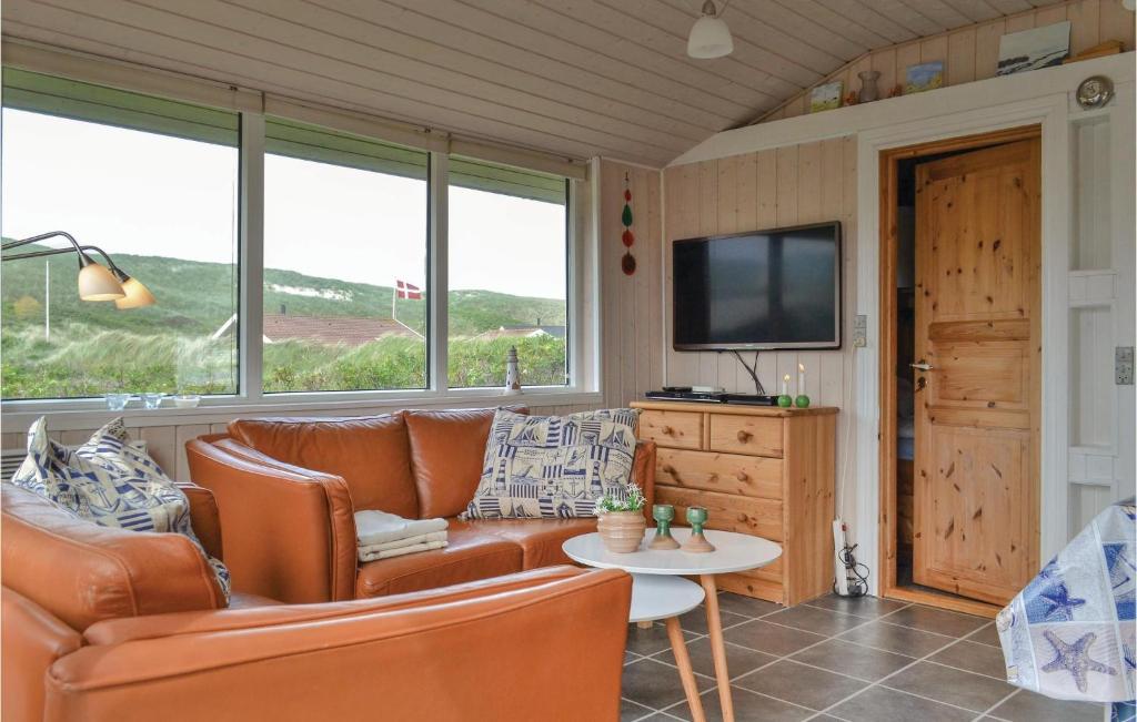 TV a/nebo společenská místnost v ubytování Cozy Home In Hvide Sande With Kitchen