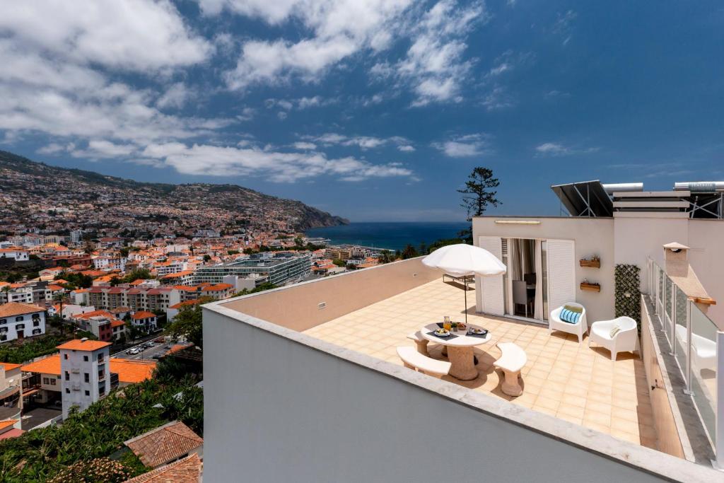 vistas a la ciudad desde el techo de una casa en Jasmineiro I by An Island Apart, en Funchal