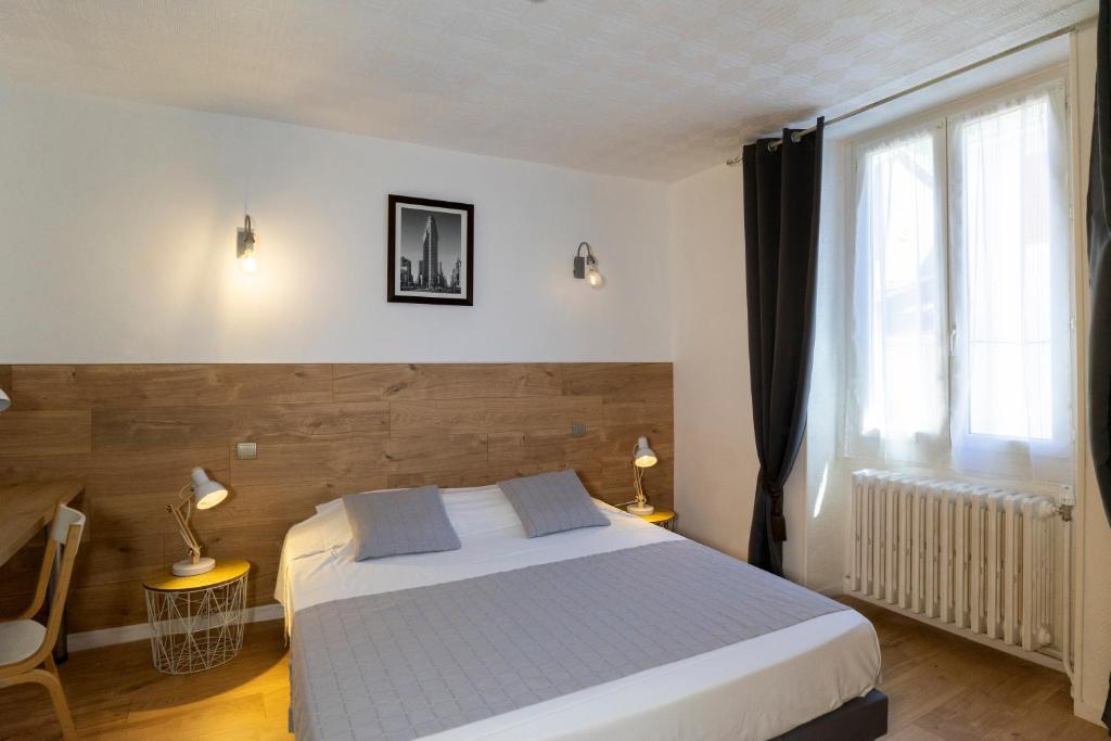 Postel nebo postele na pokoji v ubytování Hôtel du Midi