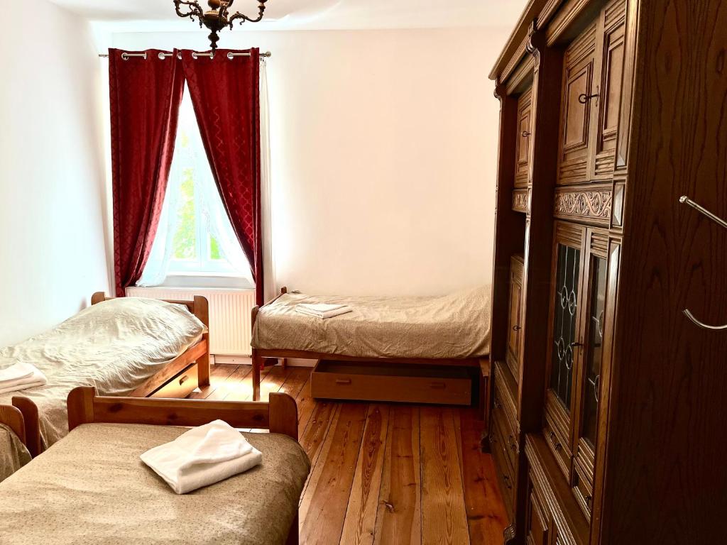 Habitación pequeña con 2 camas y ventana en Agroturystyka Hotel Noclegi Pałac Camping, en Wałcz
