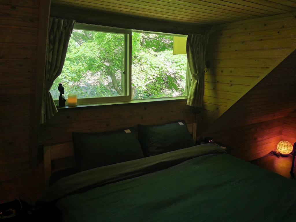Postel nebo postele na pokoji v ubytování 星空に包まれる 森の隠れ家　Amrita Lodge ~stay & retreat~