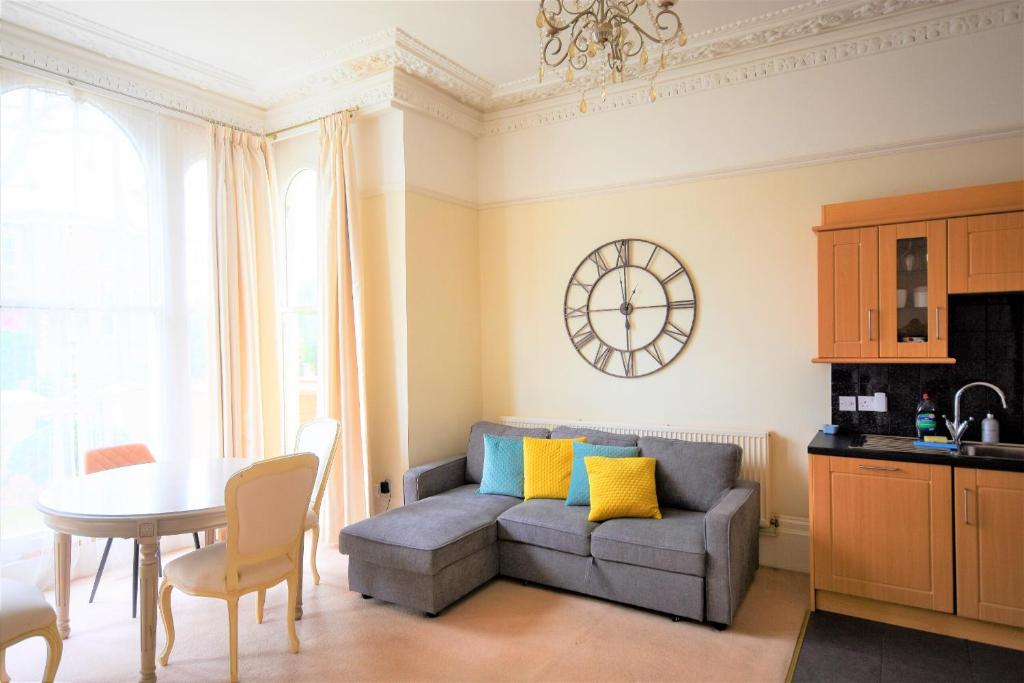 un soggiorno con divano e tavolo di Peaceful & Pretty 2 bedroom flat near Clifton a Bristol