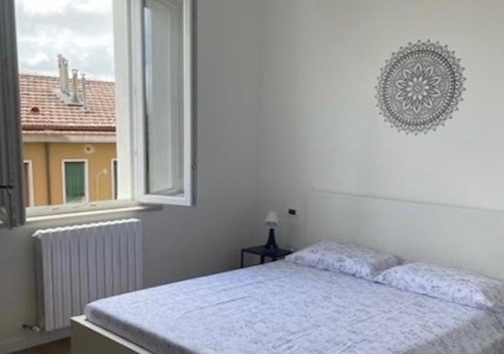 Habitación blanca con cama y ventana en Cleo Viola en Ancona