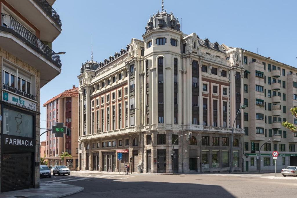 een oud gebouw op een straat in een stad bij León CASAKALMA D. VALENTIN in León