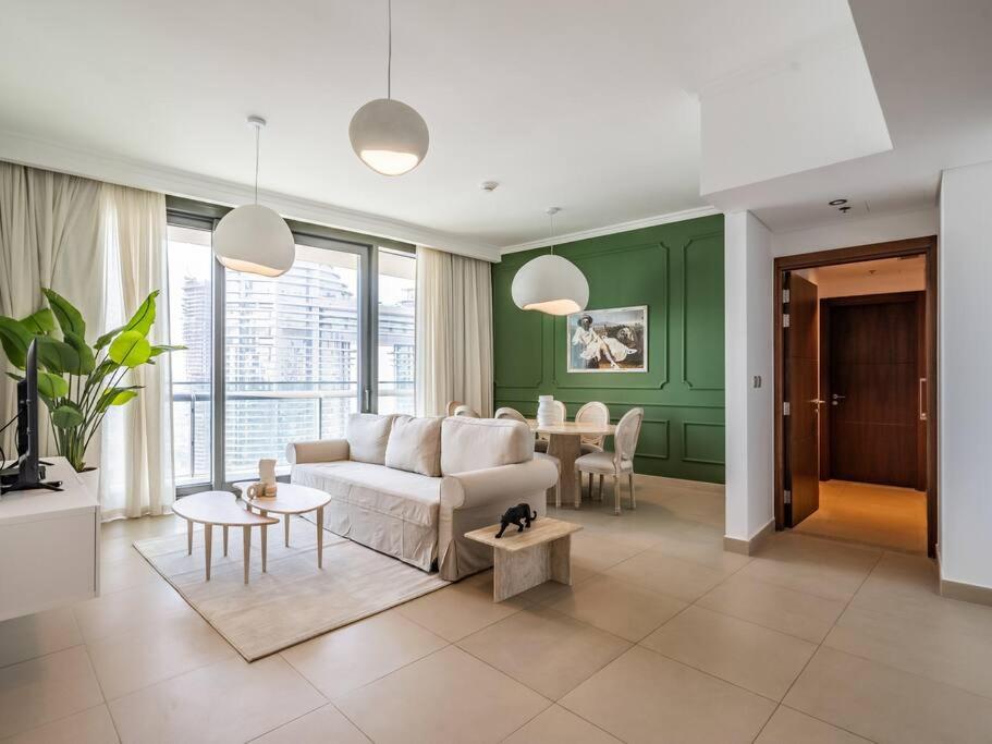 Sky-High: Elegant 2BR for 5, Steps from Dubai Mall