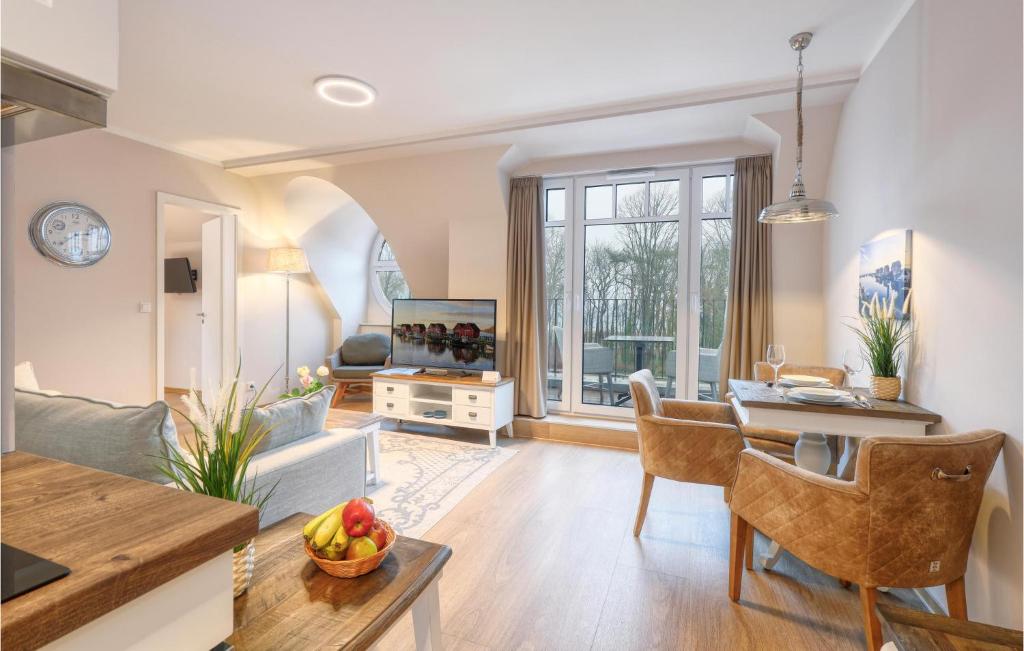 ein Wohnzimmer mit Küche und Esszimmer in der Unterkunft Baltischer Hof Apartment 59 in Boltenhagen