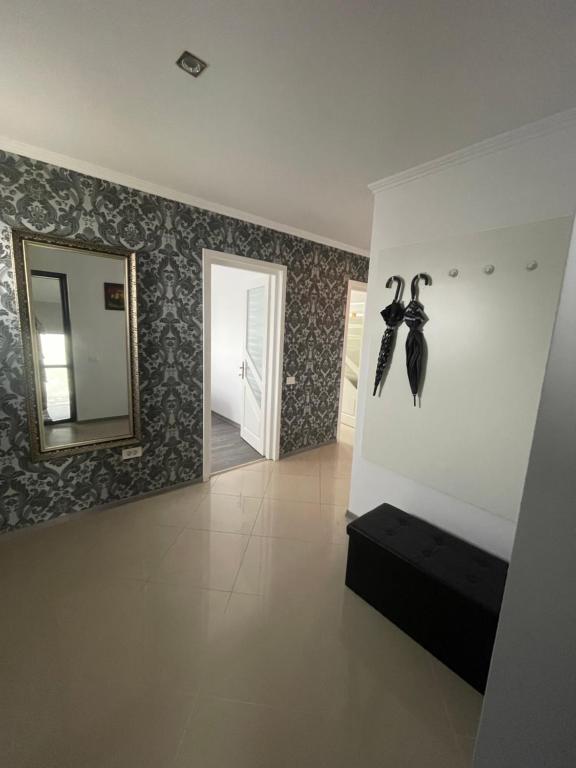 pasillo con espejo y habitación con cama en Eroilor II Apartament en Suceava