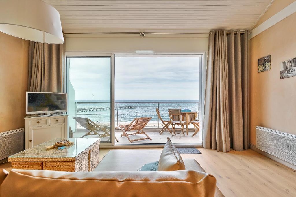 uma sala de estar com vista para o oceano em Havre de paix face a la mer a Noirmoutier-en-L ile em Noirmoutier-en-l'lle