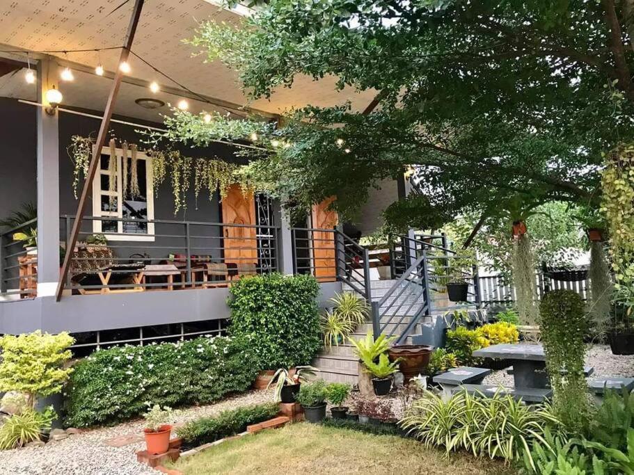 Zahrada ubytování Walai House วลัยเฮ้าส์ กาญจนบุรี
