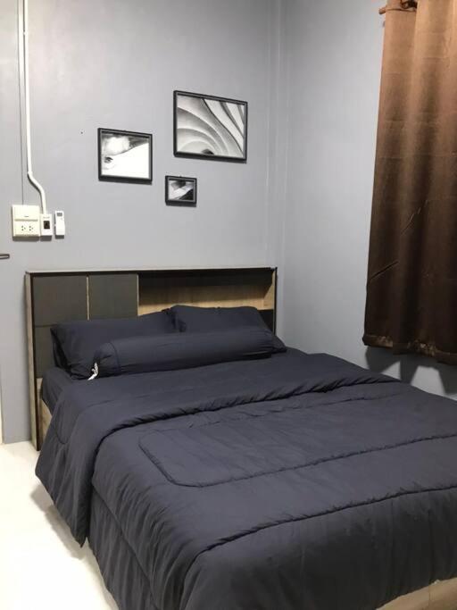 Postel nebo postele na pokoji v ubytování Walai House วลัยเฮ้าส์ กาญจนบุรี
