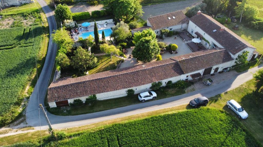 une vue aérienne d'une maison avec piscine dans l'établissement Les Coindries, à Faye-la-Vineuse