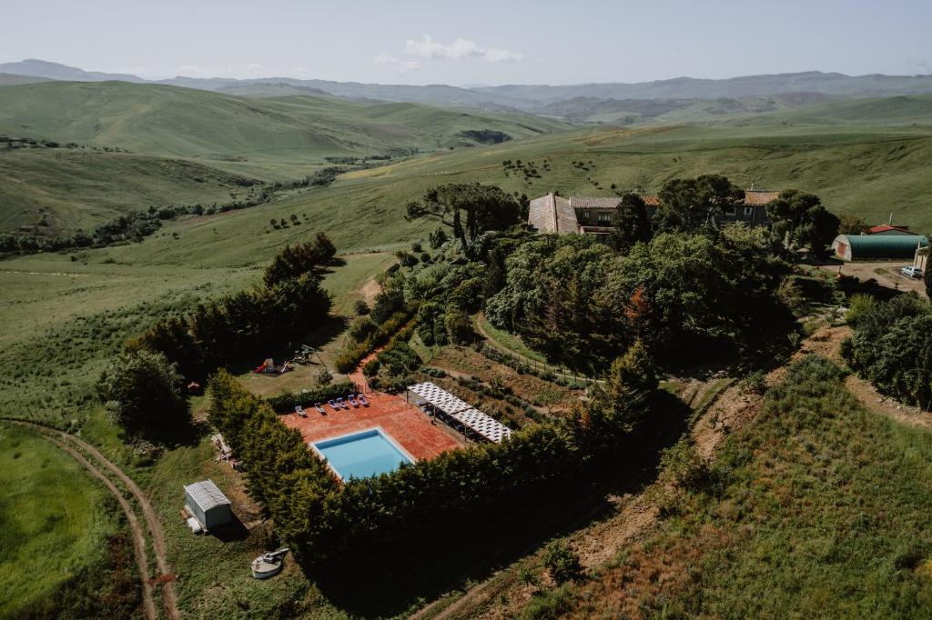 uma vista aérea de uma propriedade com piscina em Antico Feudo San Giorgio em Polizzi Generosa