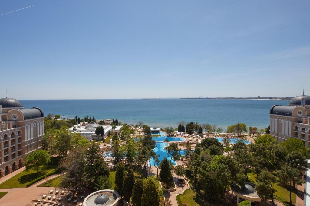 uma vista aérea de um resort com uma piscina em Dreams Sunny Beach Resort and Spa - Premium All Inclusive em Sunny Beach