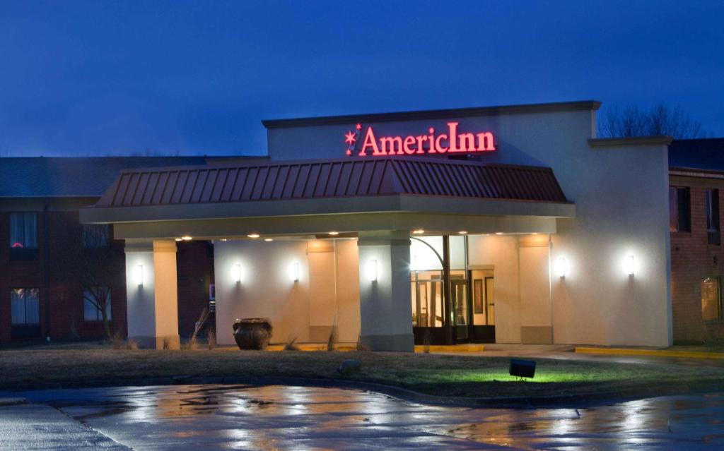 ein amerikanisches Gasthaus mit einem Schild davor in der Unterkunft AmericInn by Wyndham Johnston Des Moines in Urbandale