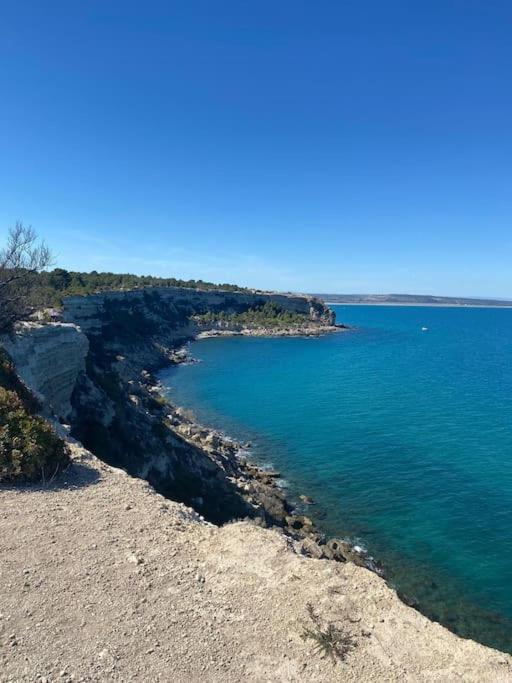 une grande étendue d'eau à côté d'une plage rocheuse dans l'établissement Résidence le Formentor, à Leucate