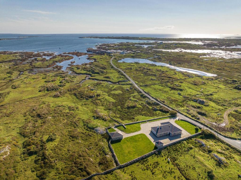 eine Luftansicht eines Hauses und des Ozeans in der Unterkunft Cottage 419 - Carna in Carna