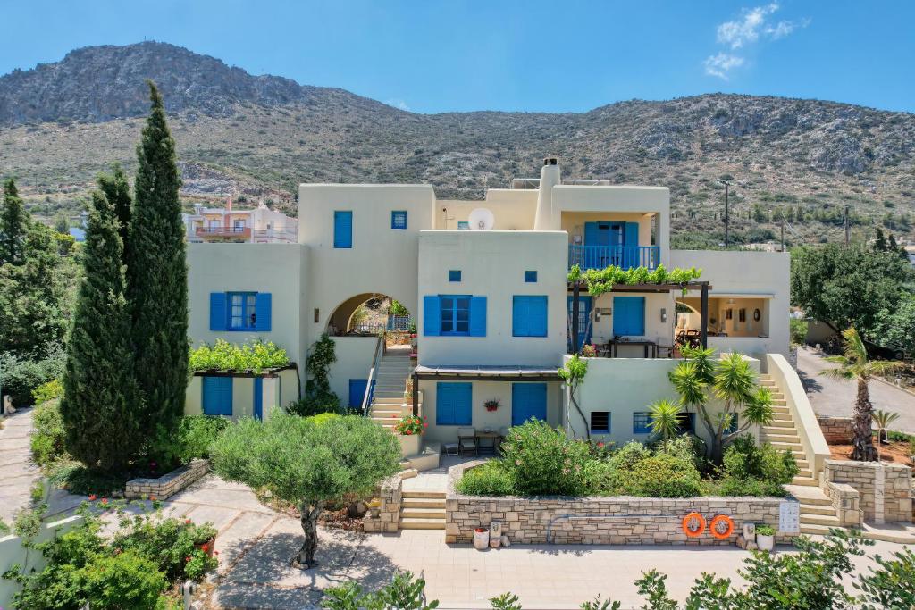 una imagen de una villa con montañas al fondo en Eleni Villas, en Hersonissos