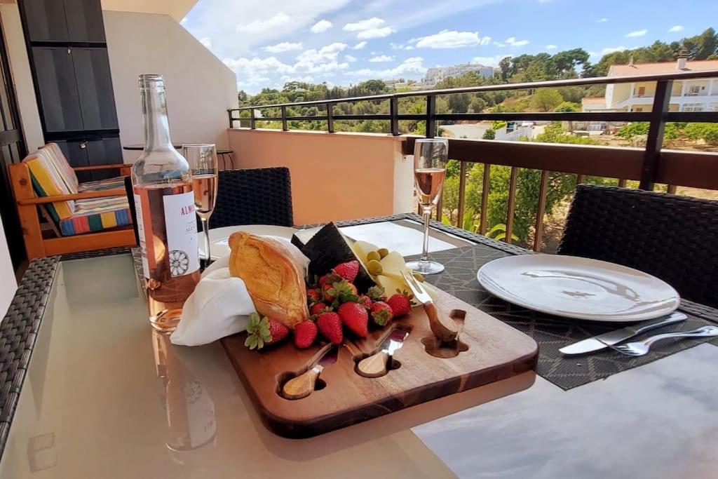 una mesa con un plato de comida y copas de vino en Fantastic Apartment in Praia do Vau, en Portimão