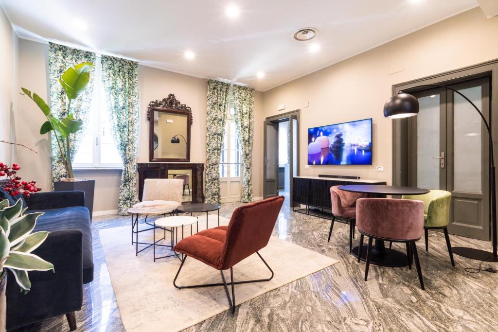salon z kanapą, krzesłami i stołem w obiekcie Martini Suite w Mediolanie