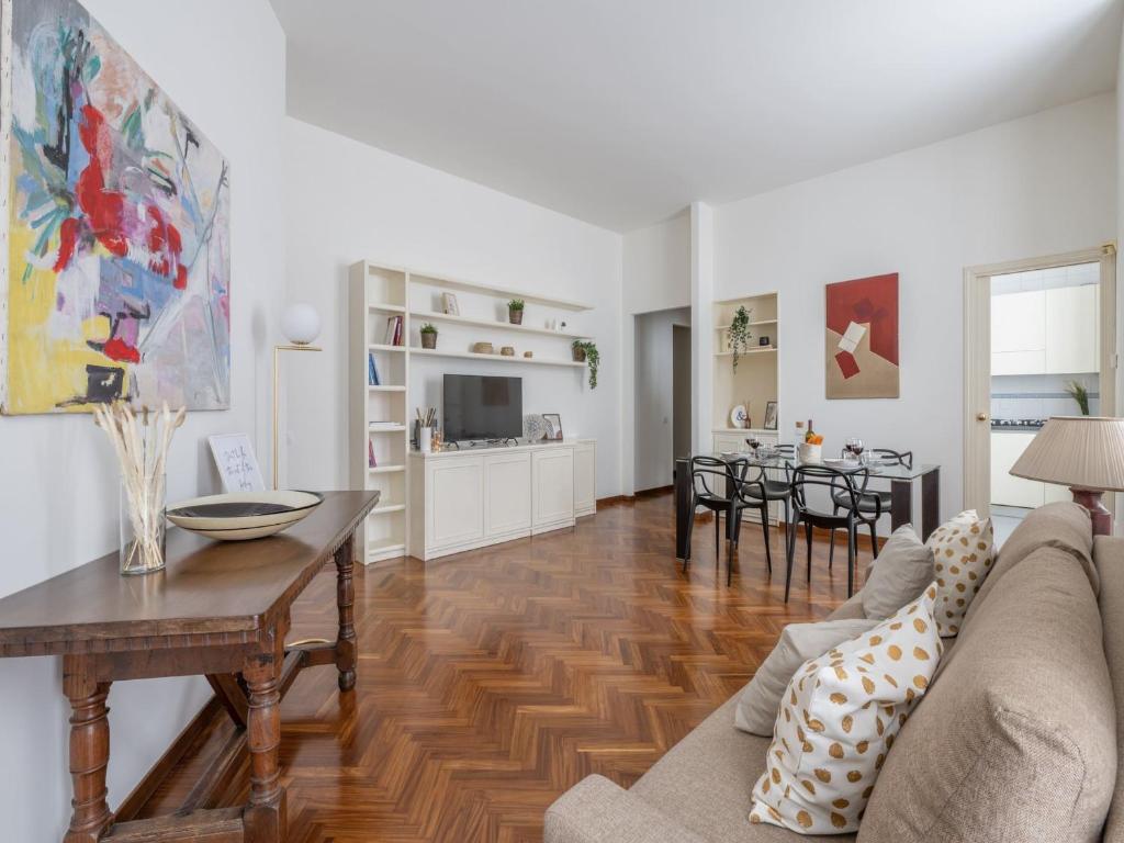 un soggiorno con divano e tavolo di The Best Rent - Gorgeous two-bedroom apartment in Porta Nuova district a Milano