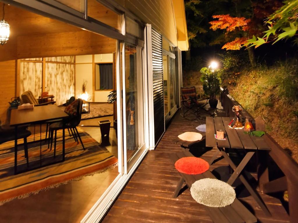 Patio nebo venkovní prostory v ubytování 星空に包まれる 森の隠れ家　Amrita Lodge ~stay & retreat~