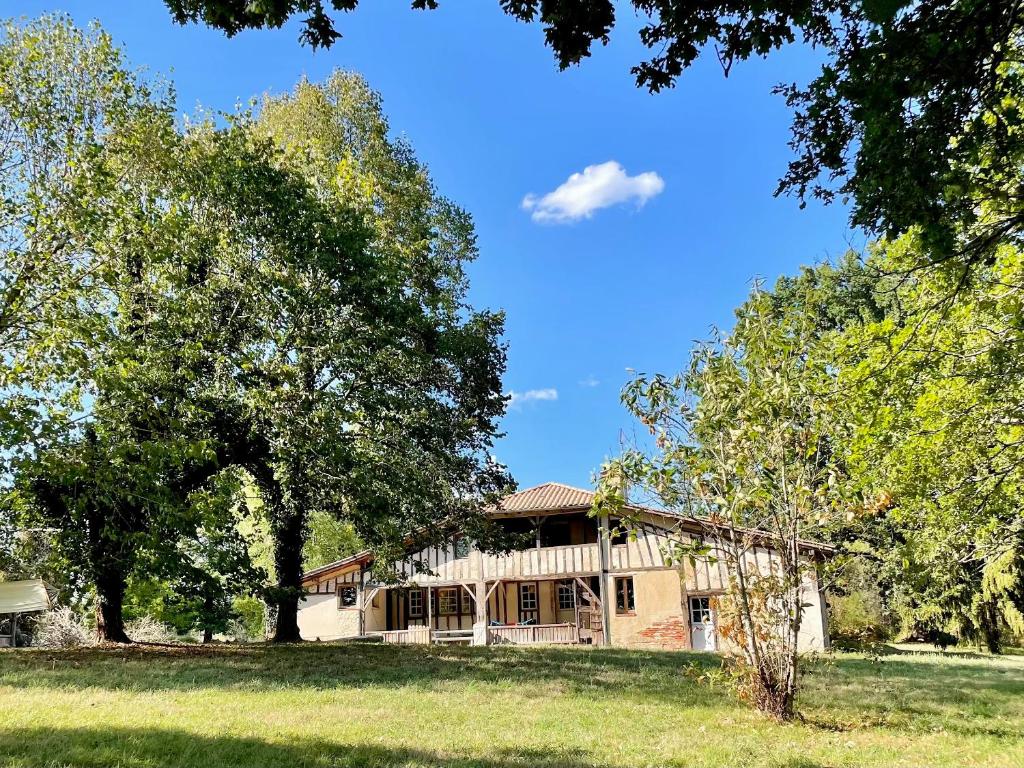 una casa con árboles delante de ella en Domaine Bourgade, en Betbezer