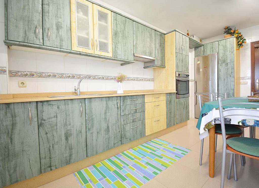 Kuchyň nebo kuchyňský kout v ubytování Apartamento próximo a la Playa de A Lanzada