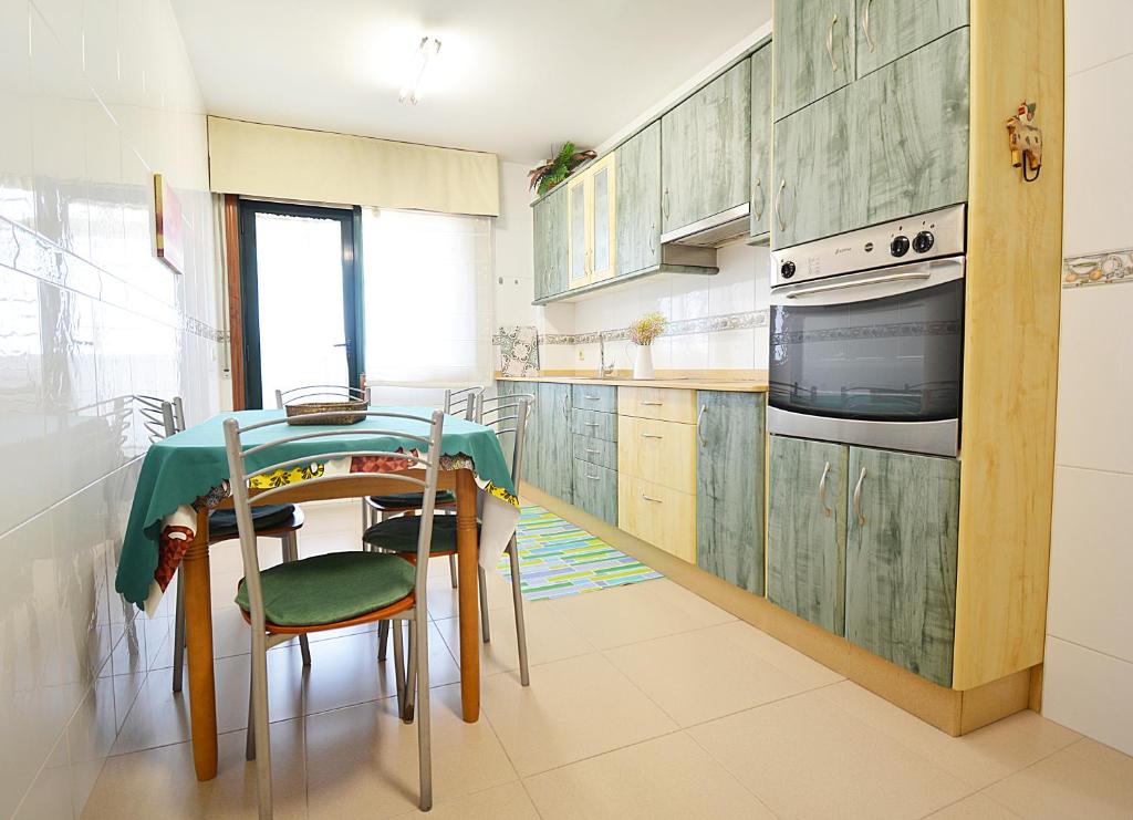 Kuchyň nebo kuchyňský kout v ubytování Apartamento próximo a la Playa de A Lanzada