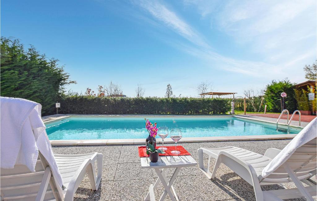 basen z 2 krzesłami i stołem z kwiatami w obiekcie Casa Marina w mieście Santa Margherita