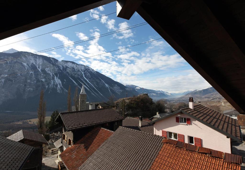 a view of a mountain range from a house at BnB Varen in Varen