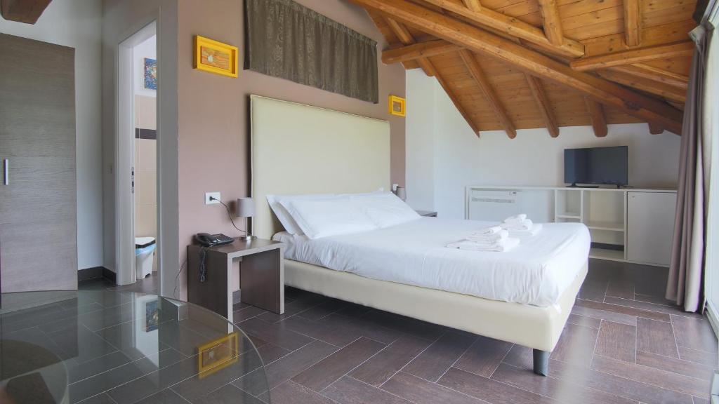 Postel nebo postele na pokoji v ubytování Hotel Corte Santa Libera