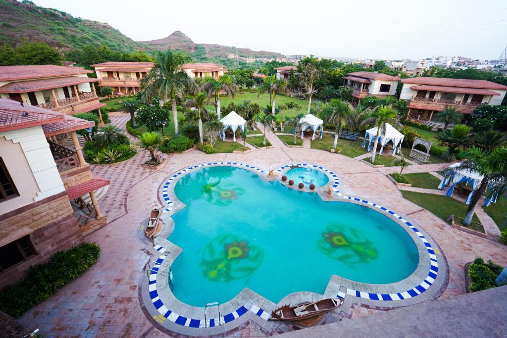 Marugarh Resort and Spa في جودبور: اطلالة علوية على مسبح في منتجع