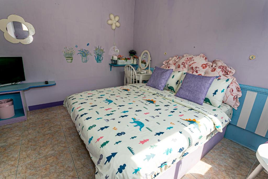 a childs bedroom with a bed with dinosaurs on it at Evening Sun B&amp;B in Green Island