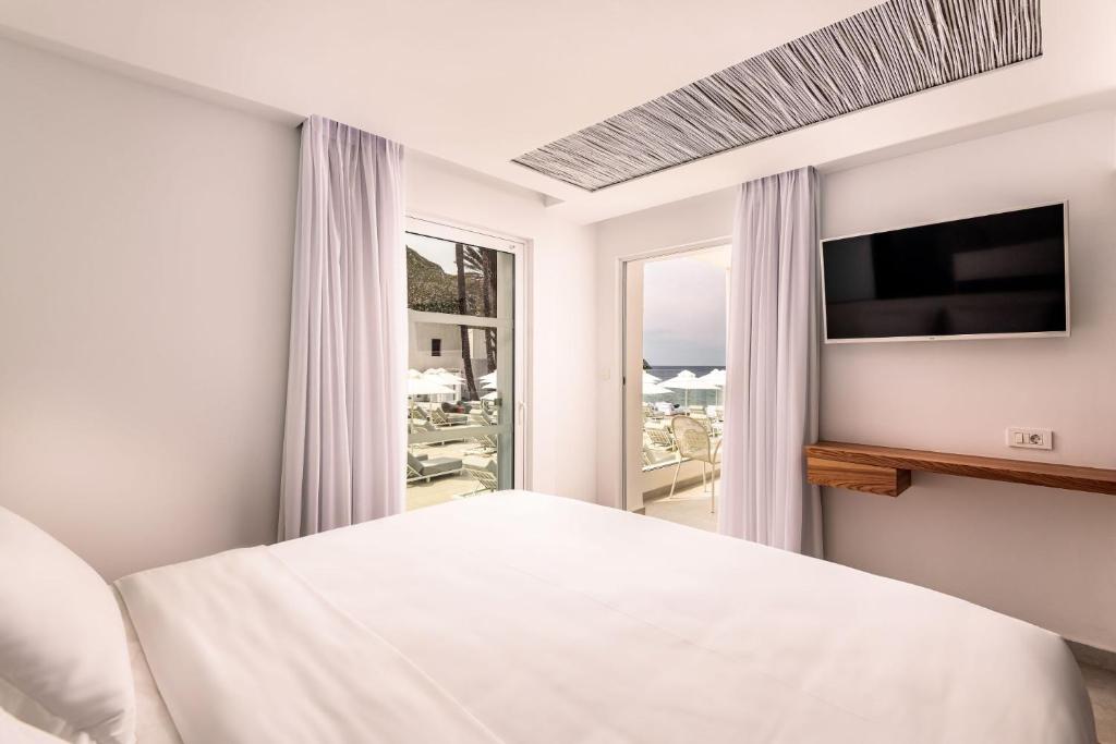 Кровать или кровати в номере Kantouni Beach Boutique Hotel