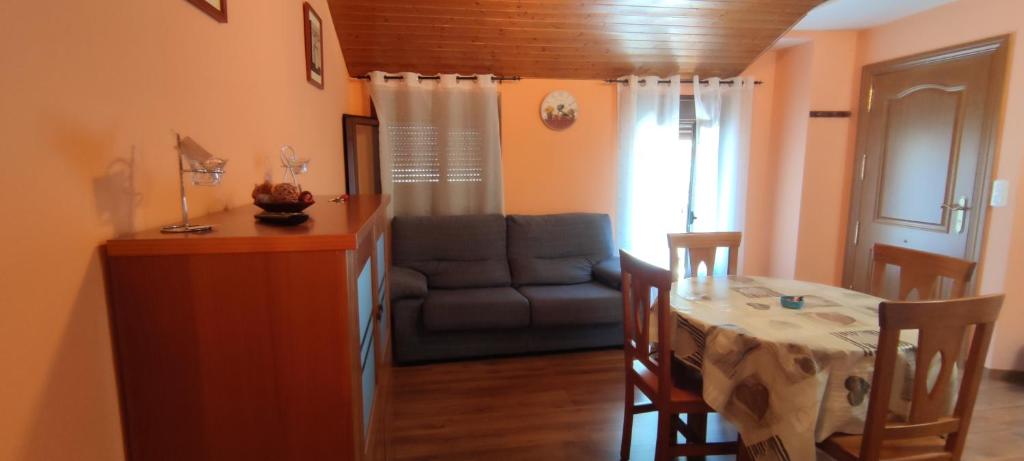 een woonkamer met een tafel en een bank bij Casa Cote in Torla